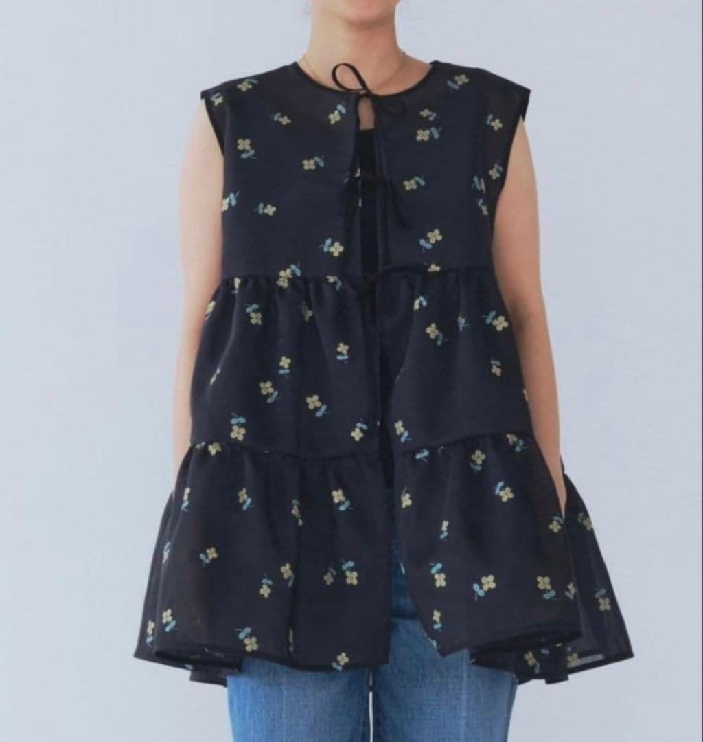 yori ラメクローバーティアードジレ