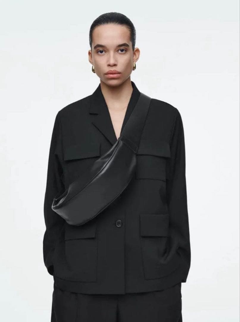 COS クロスボディレザーバッグ ブラック