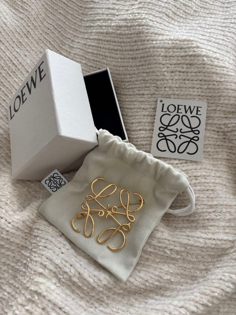 LOEWE ゴールドメタルブローチ