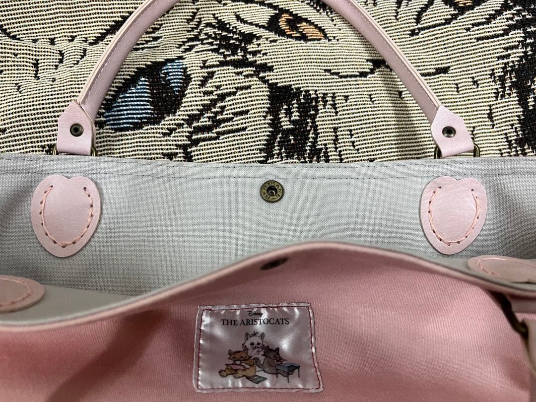 ヒグチユウコのTシャツから作成の、お洒落な猫イラストのピンク トートバッグ