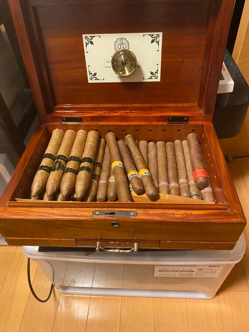 葉巻用ヒュミドール（木製シガーボックス】湿度計と湿度管理機能付、オマケ付！