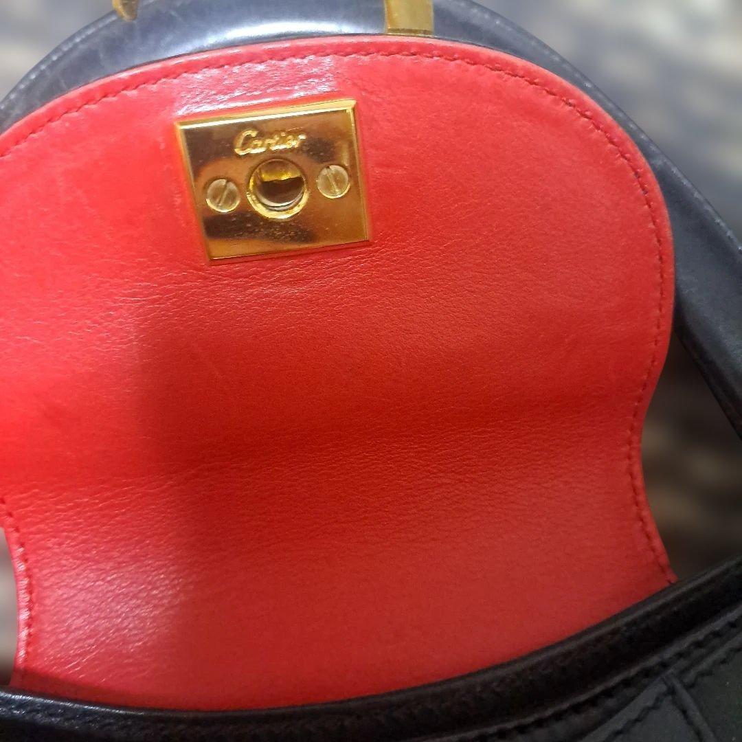 Cartier　黒のハンドバッグ 金色リング付き