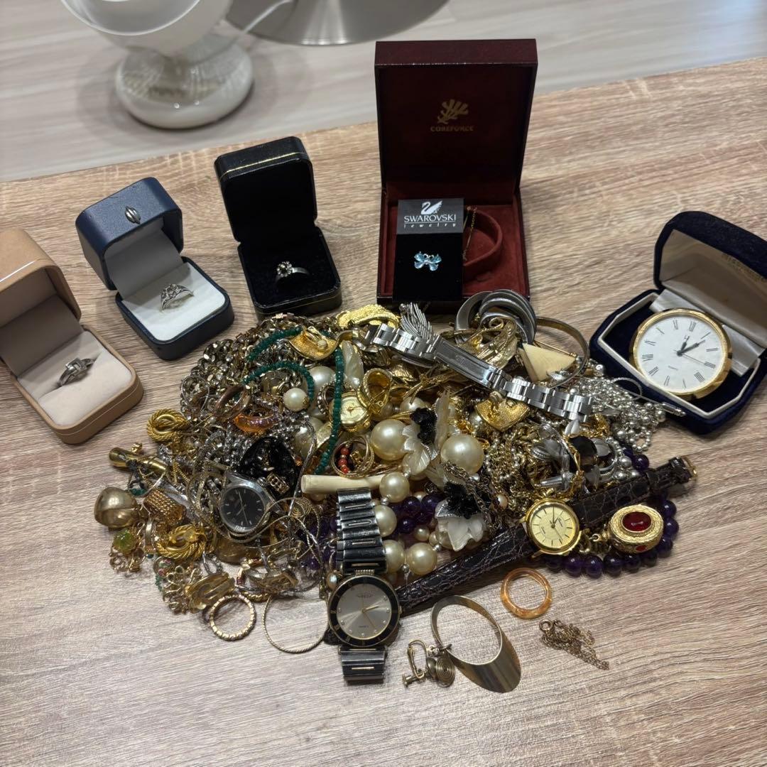 遺品整理 大量アクセサリー 時計 まとめ売り刻印未検品　写真上部３つのみ刻印有り