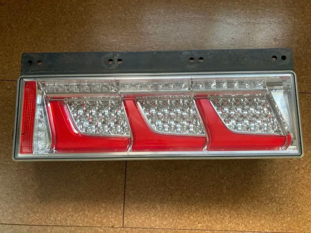 KOITO トラック用オールLEDリアコンビネーションランプ　3連タイプ　左のみ