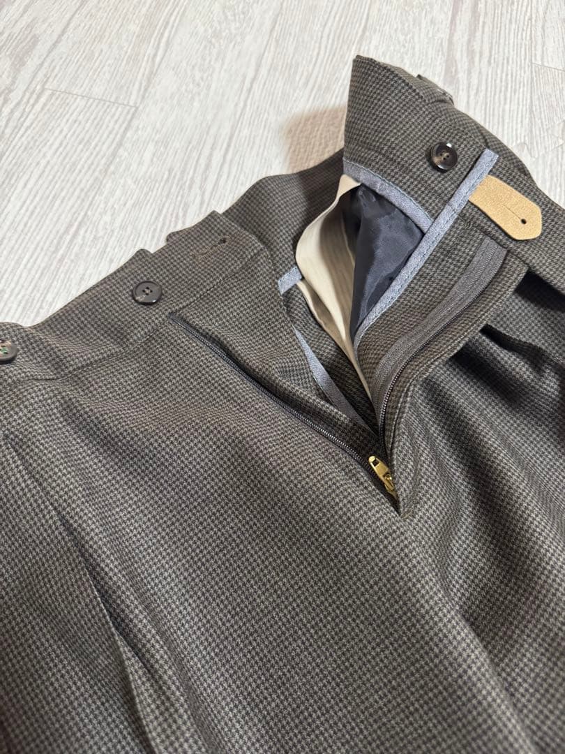 【新品未使用】ベルウィッチ スコッチ　2プリーツテーパードパンツ グレー　48