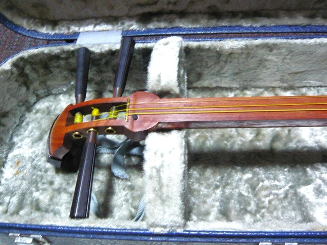 三味線　ケース入り　　撥　駒　小物付き