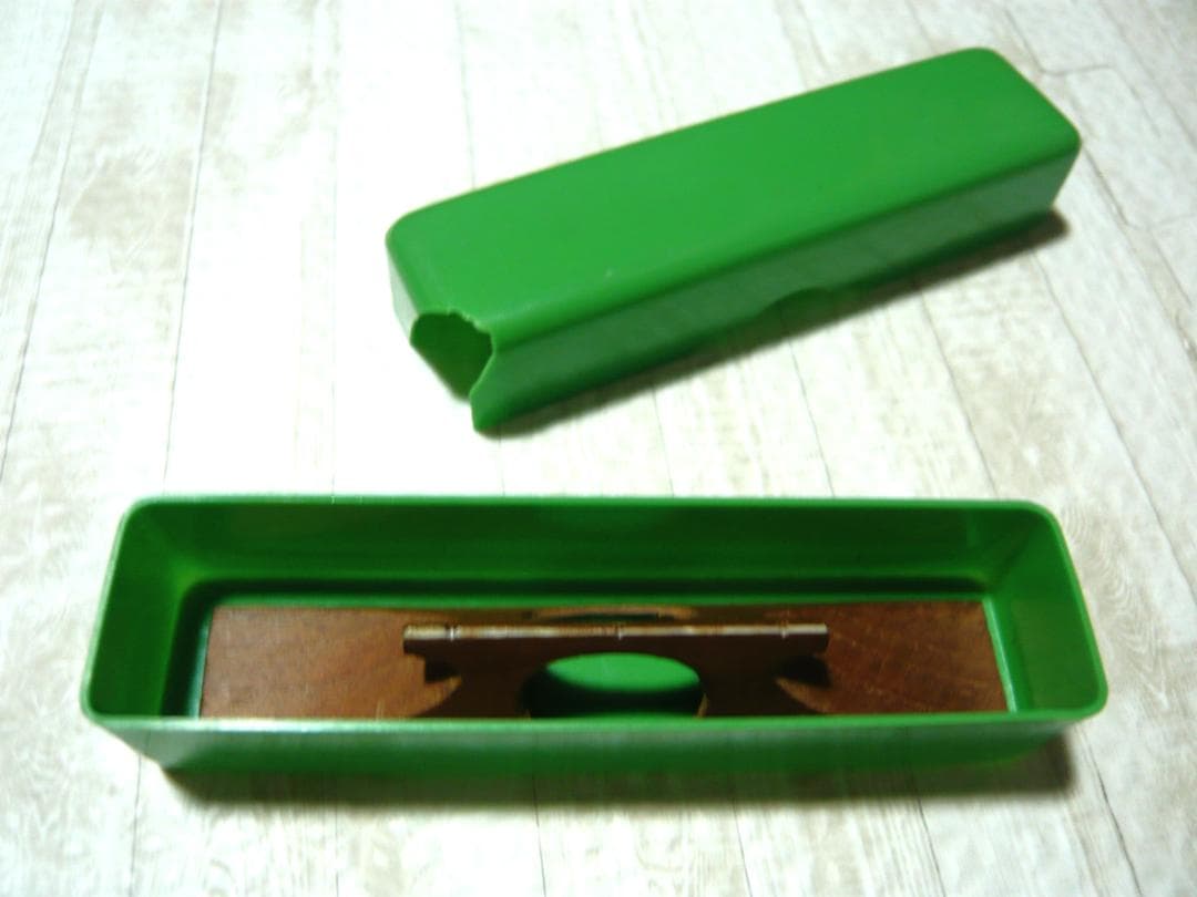 三味線　ケース入り　　撥　駒　小物付き