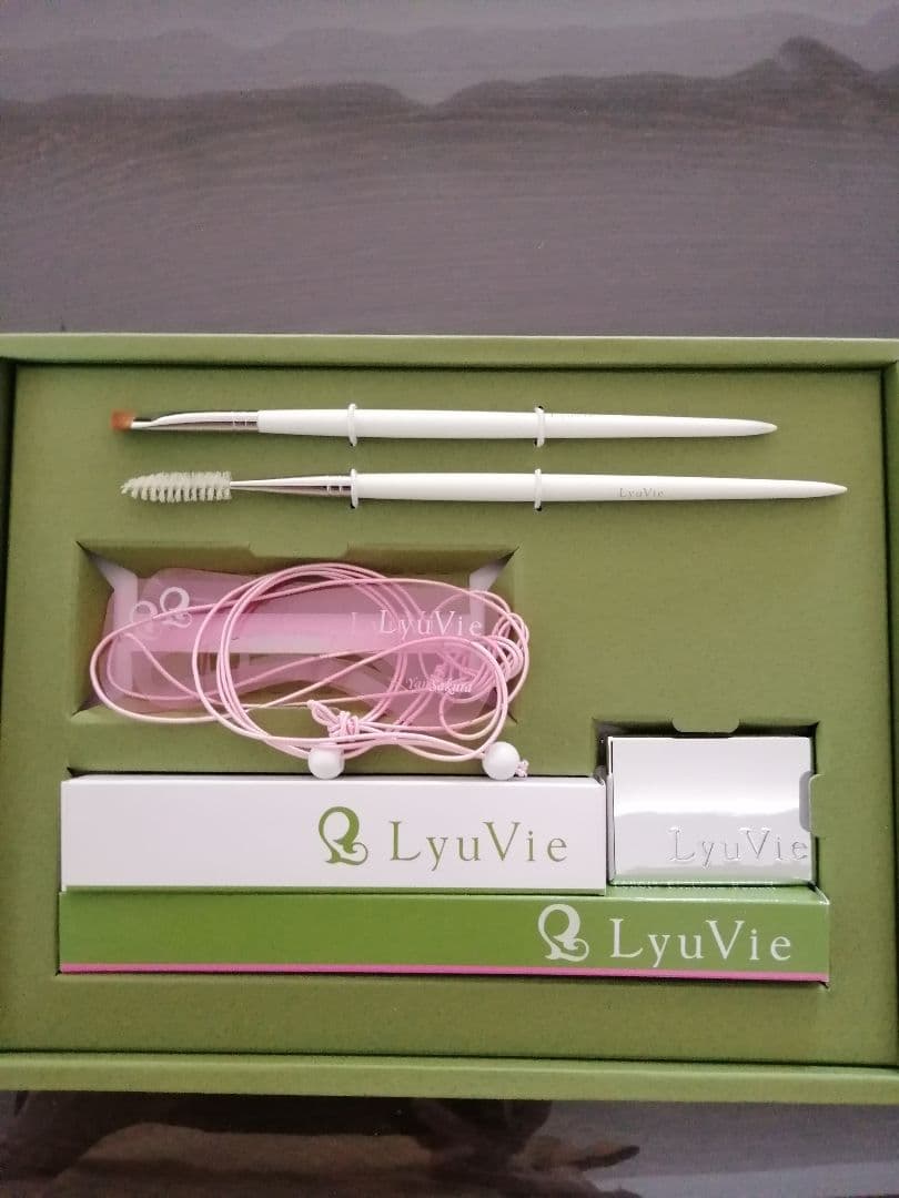 リューヴィ　ミラクルアイブロウキット　新品未使用