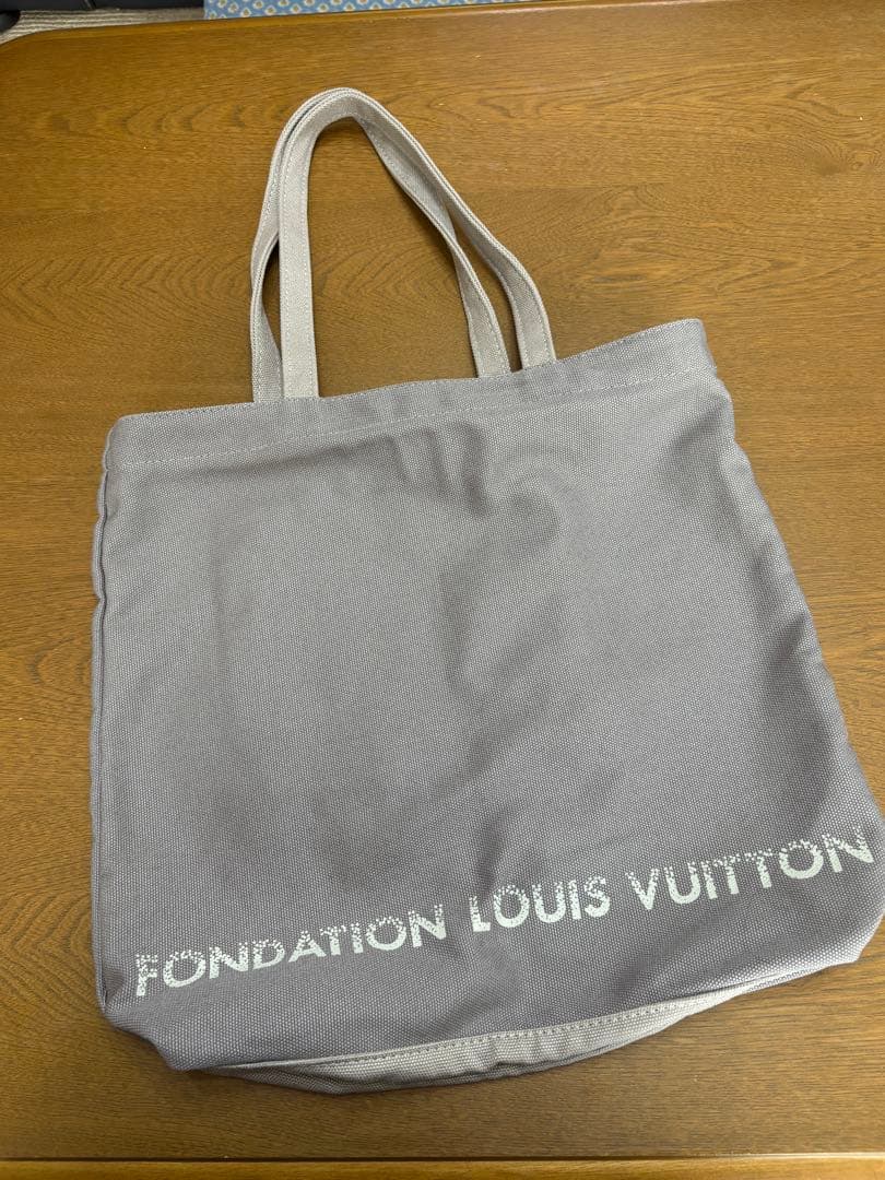 ルイヴィトン美術館限定　フォンダシオントートバッグ　内ポケットあり グレー系