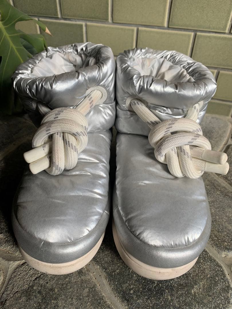 UGGシルバー ナイロン ムートンブーツ