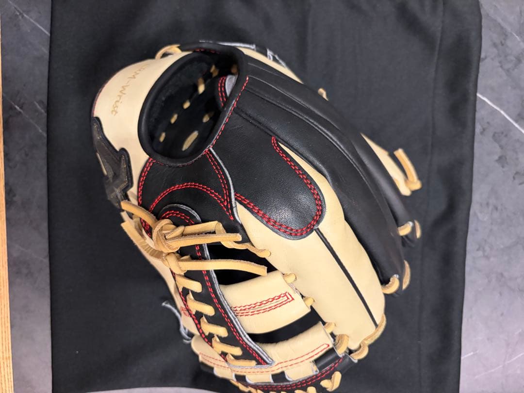 ATOMS 軟式内野手用グローブ 黒/ベージュ