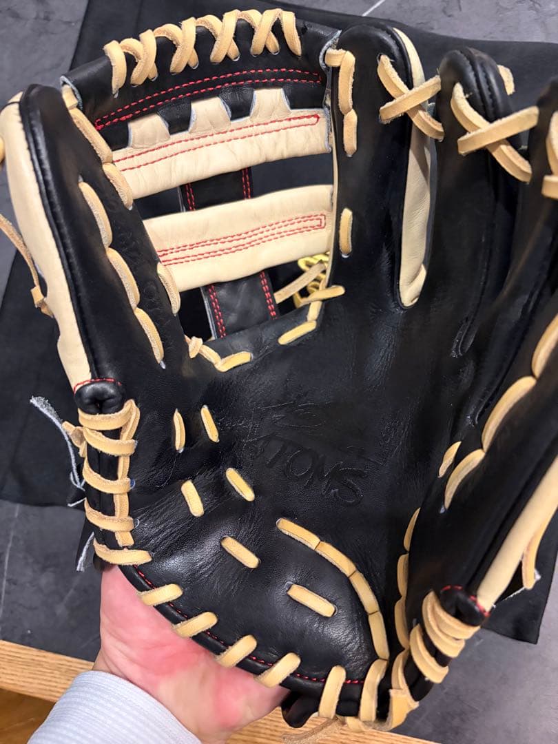 ATOMS 軟式内野手用グローブ 黒/ベージュ