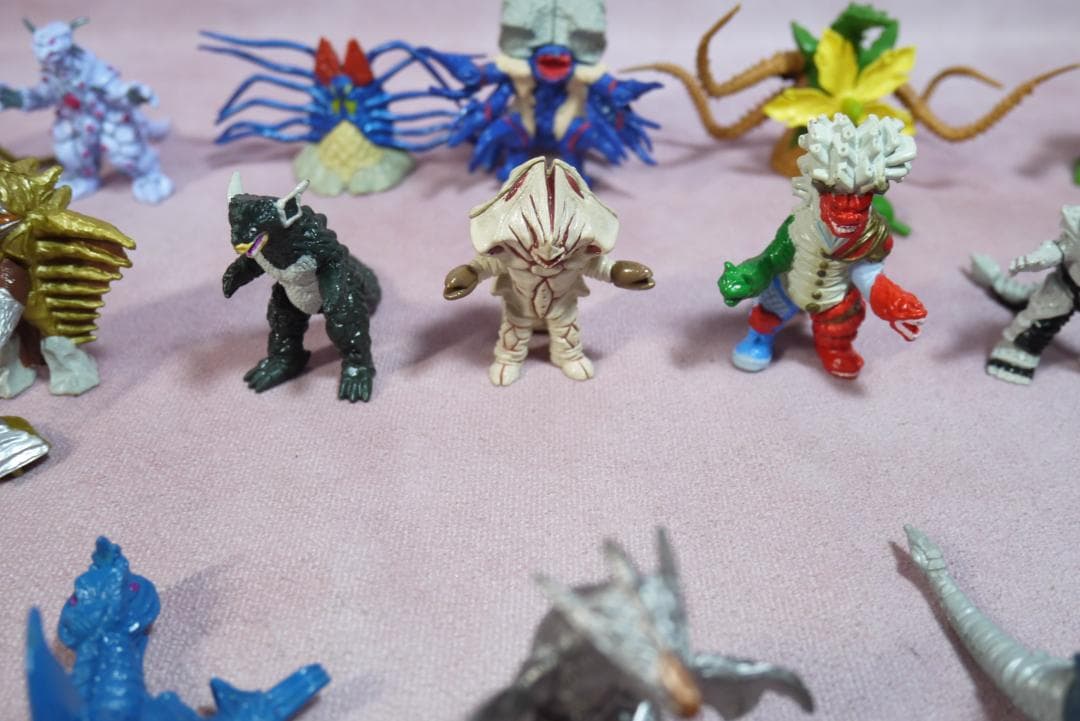 ウルトラマン　モンスター超全集　ほか　ミニフィギュア　36体