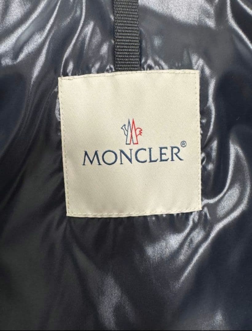MONCLER ダウンジャケット フード付き