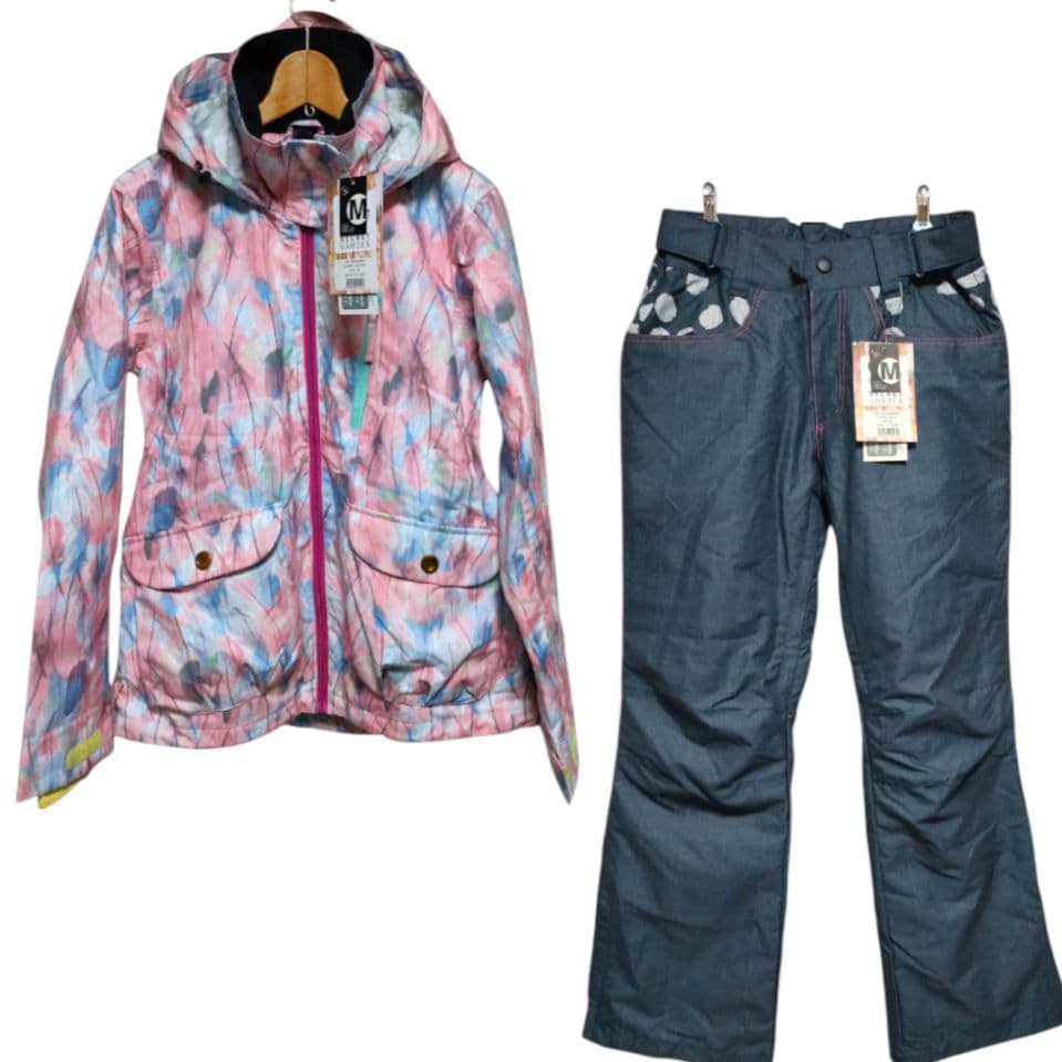 新品 ¥45,360 レディース スキーウェア/スノーボードウェア 上下セット