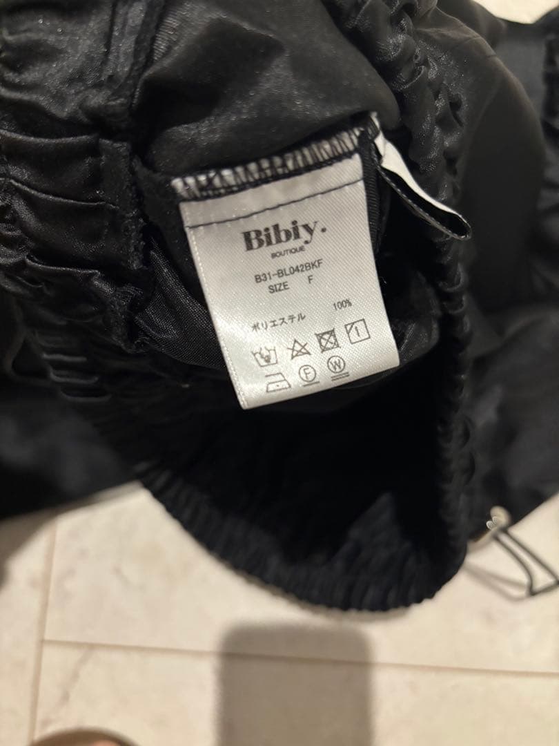 bibiy. BELOISETOP サテン ボリューム袖トップス 黒