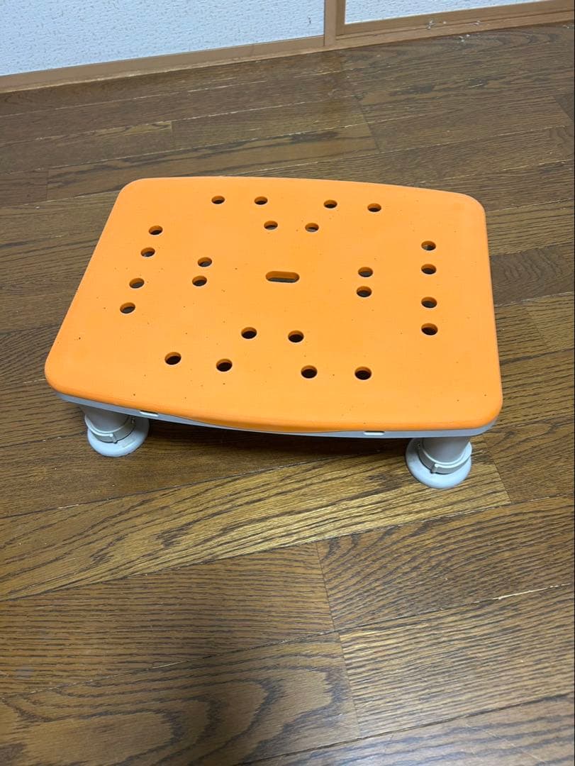 オレンジ色 介護用風呂椅子 アームレスト付き