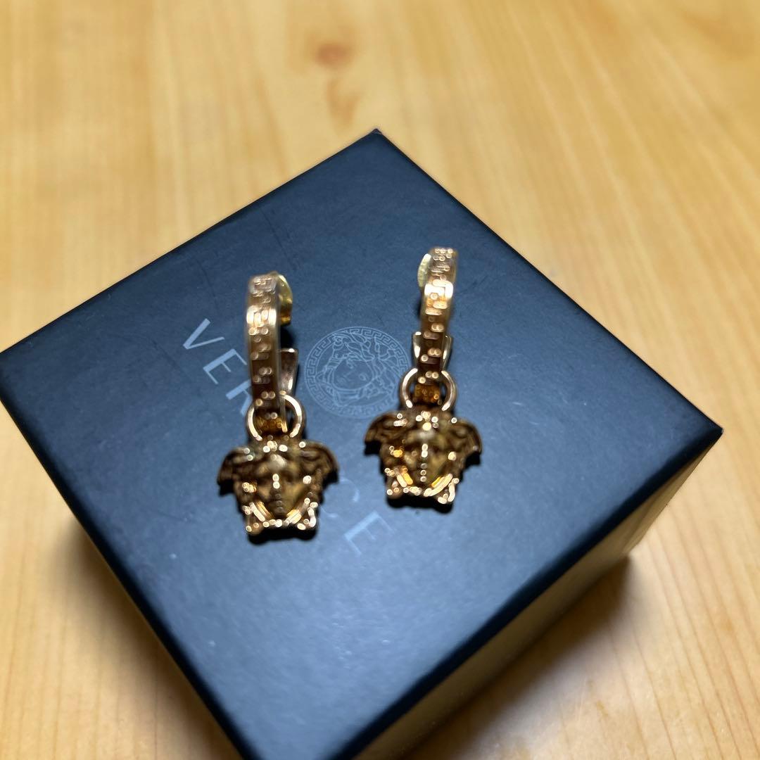 ヴェルサーチピアス