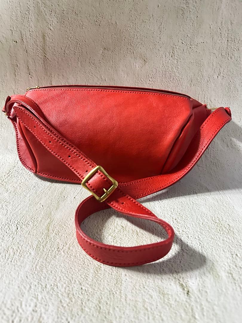 赤いレザーウエストポーチ