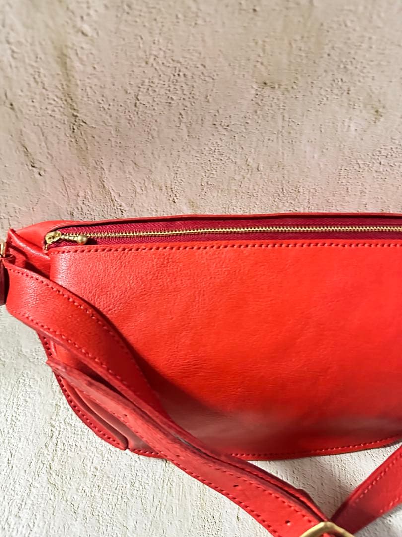 赤いレザーウエストポーチ