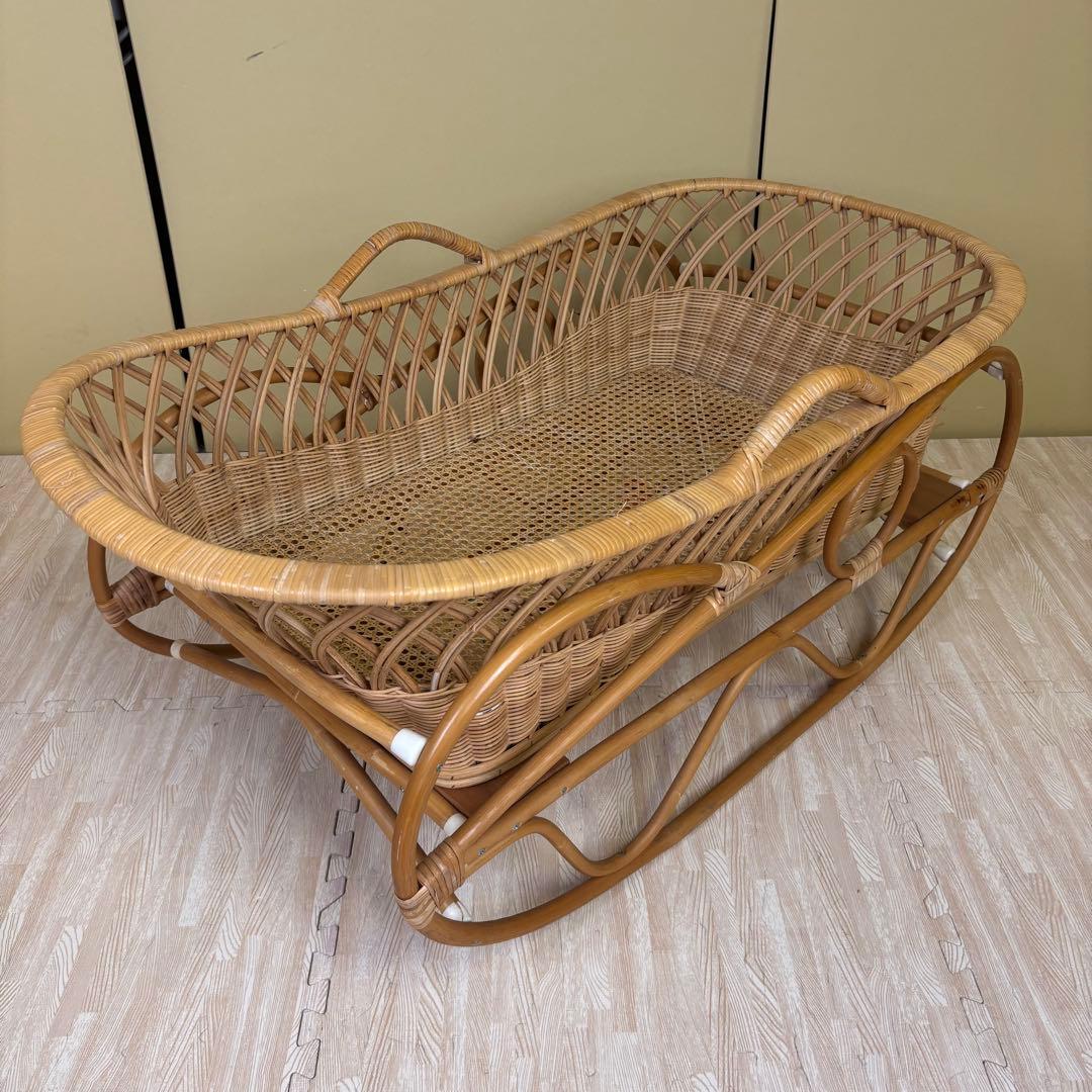 籐のベビーベッド　ゆりかご　キャスタースタンド付　アンティーク