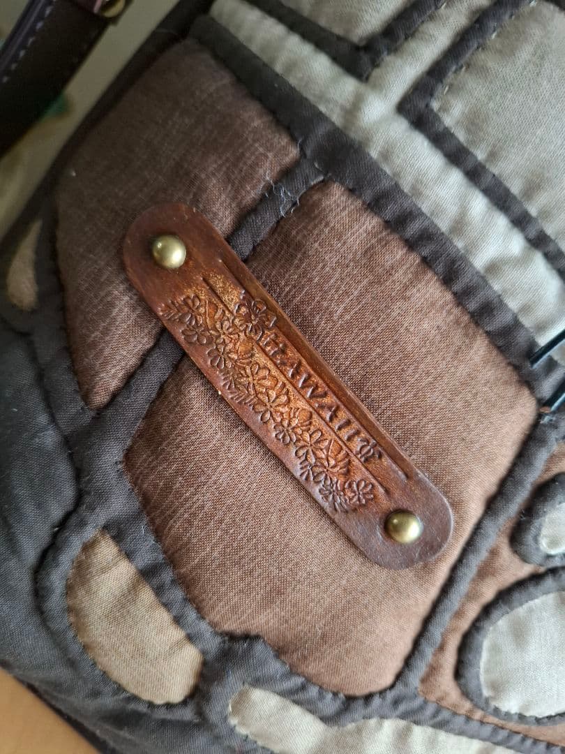 ハワイアンキルトバッグ　2WAY バス　横長　革タグチャーム付　ファスナーバッグ