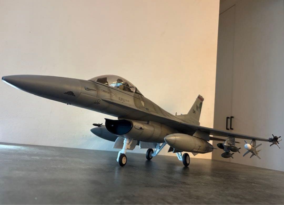 エリートフォース 1/18 F-16 ファイティング・ファルコン