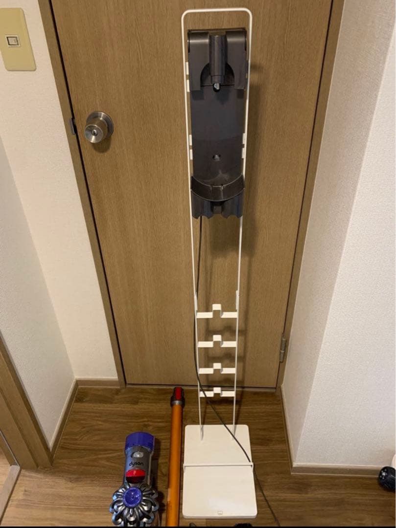 L*O様 【格安・おまけ付】dyson v8 コードレスクリーナー　山崎実業タワ