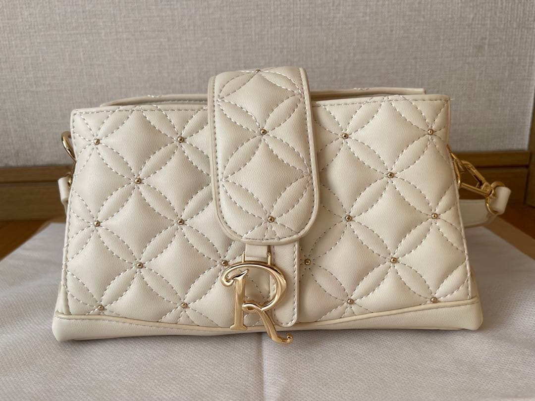 RANDA 2WAYゴールドチャームキルティングバッグ　アイボリー