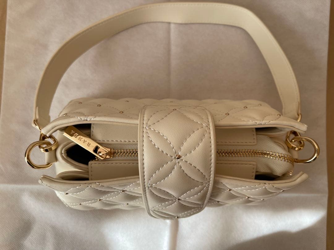 RANDA 2WAYゴールドチャームキルティングバッグ　アイボリー