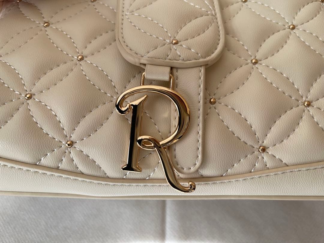 RANDA 2WAYゴールドチャームキルティングバッグ　アイボリー