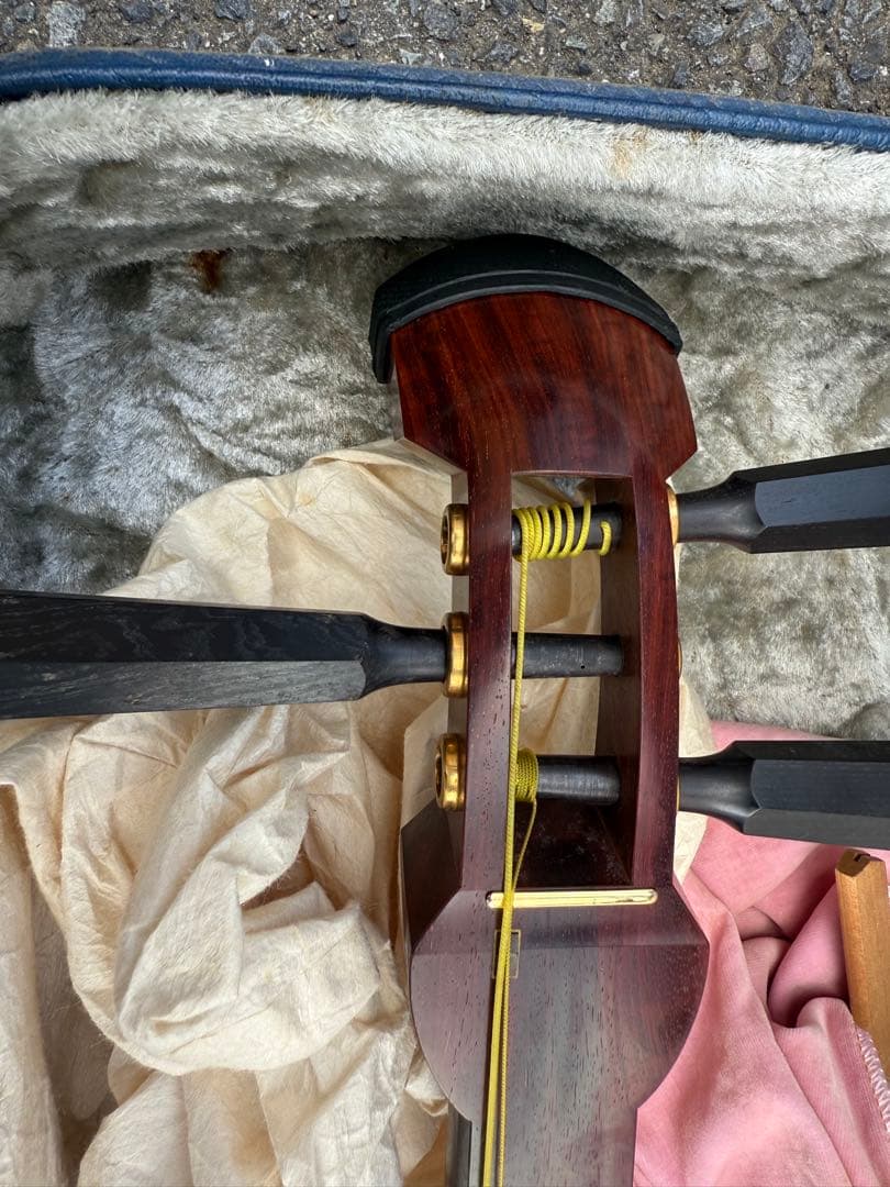 津軽？三味線 棹 太さ 約3cm赤と白のボディ ケース、べっ甲バチ付き付き