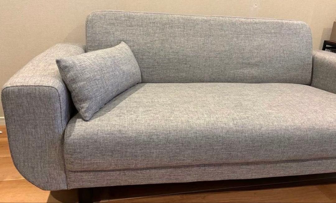 美品！グレーの2人掛けファブリックソファ