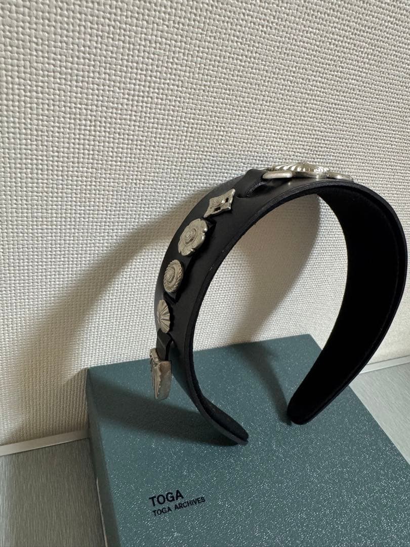 TOGA 装飾付きレザーヘアバンド