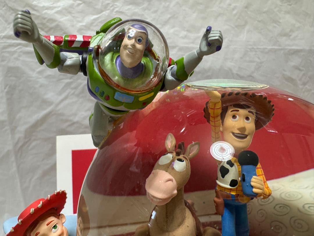 トイストーリー アンディのおもちゃ箱 ライトアップ オルゴール付 スノーグローブ