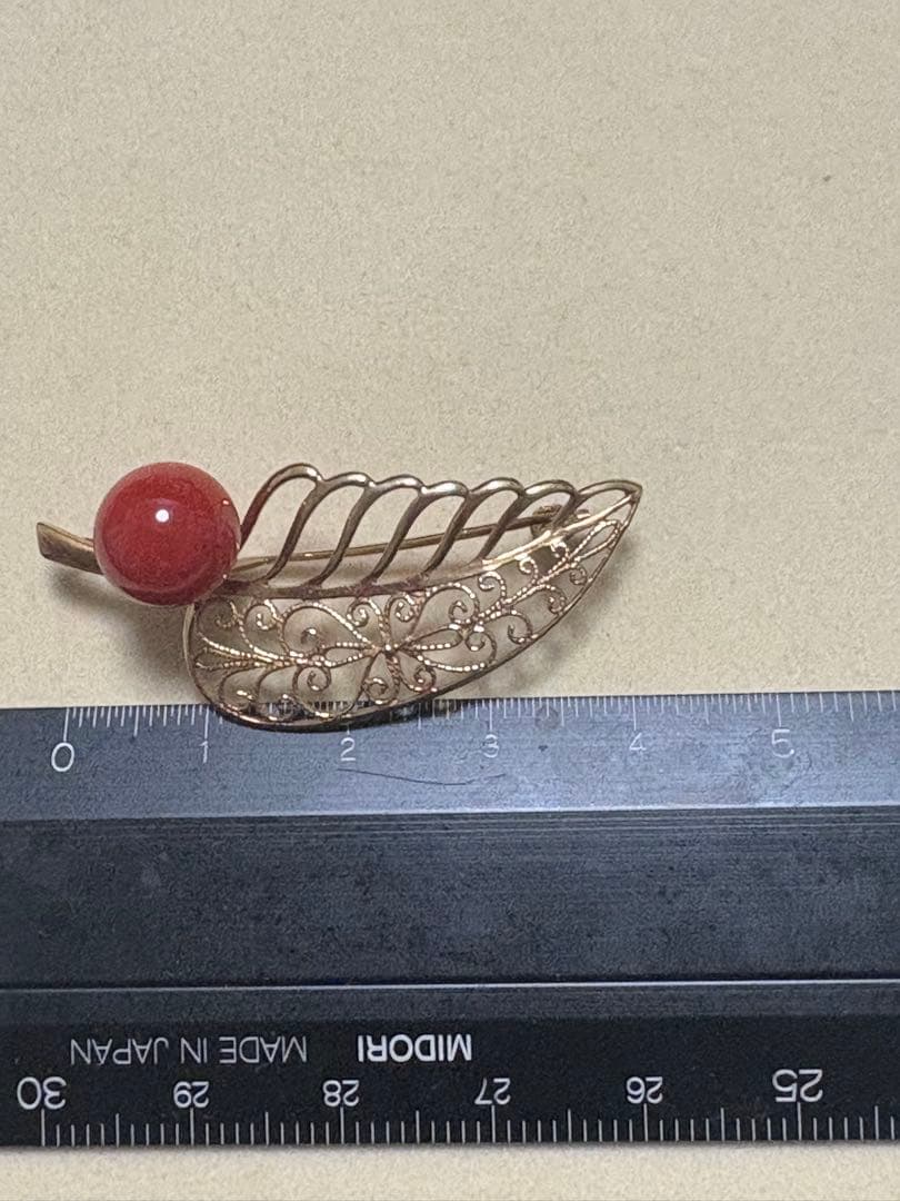 ヴィンテージ風葉型ブローチ 赤い玉　K18