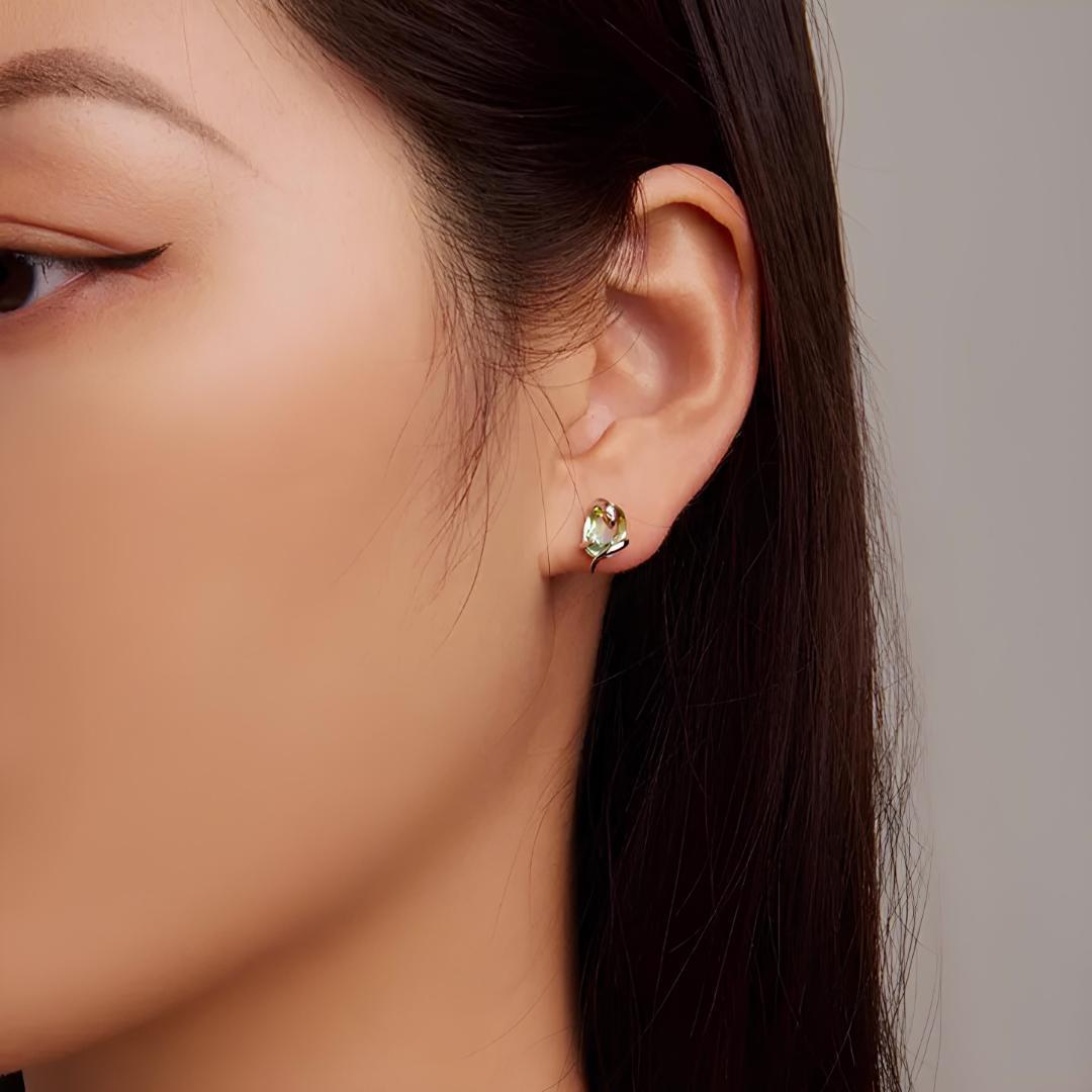 p104/【プラチナ仕上✧】白蛇ピアス　シルバー925　神秘的　開運　スネーク