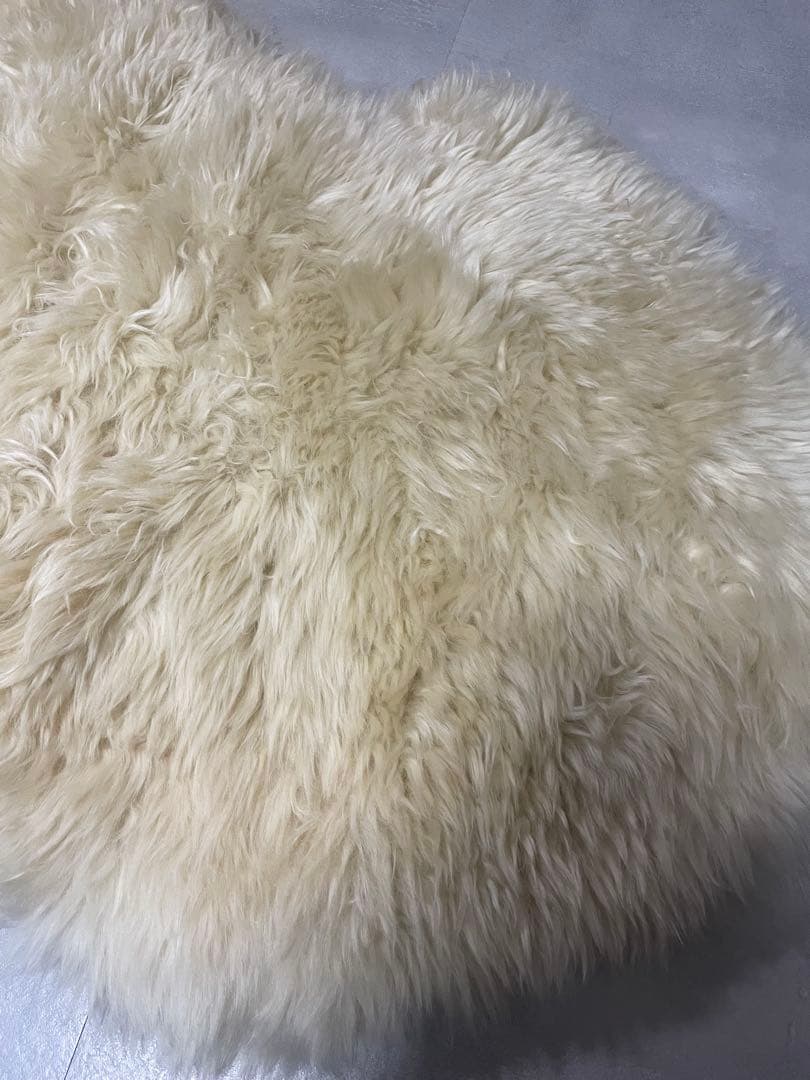 ニチロ毛皮株式会社　高級羊毛ムートンラグ　約194×68cm