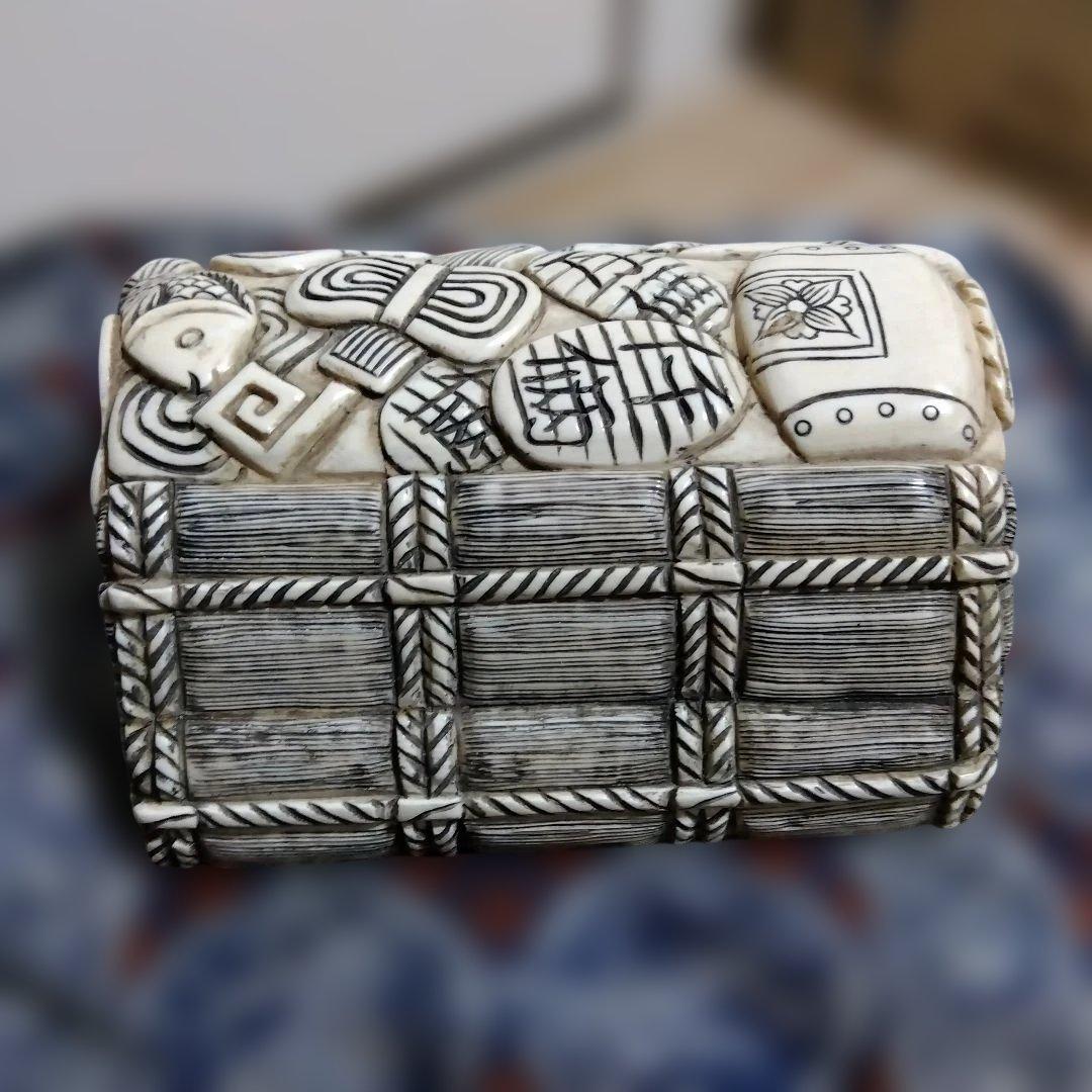 【ナリトラです】縁起置物　宝尽し図　書道の腕枕？　座布団付き