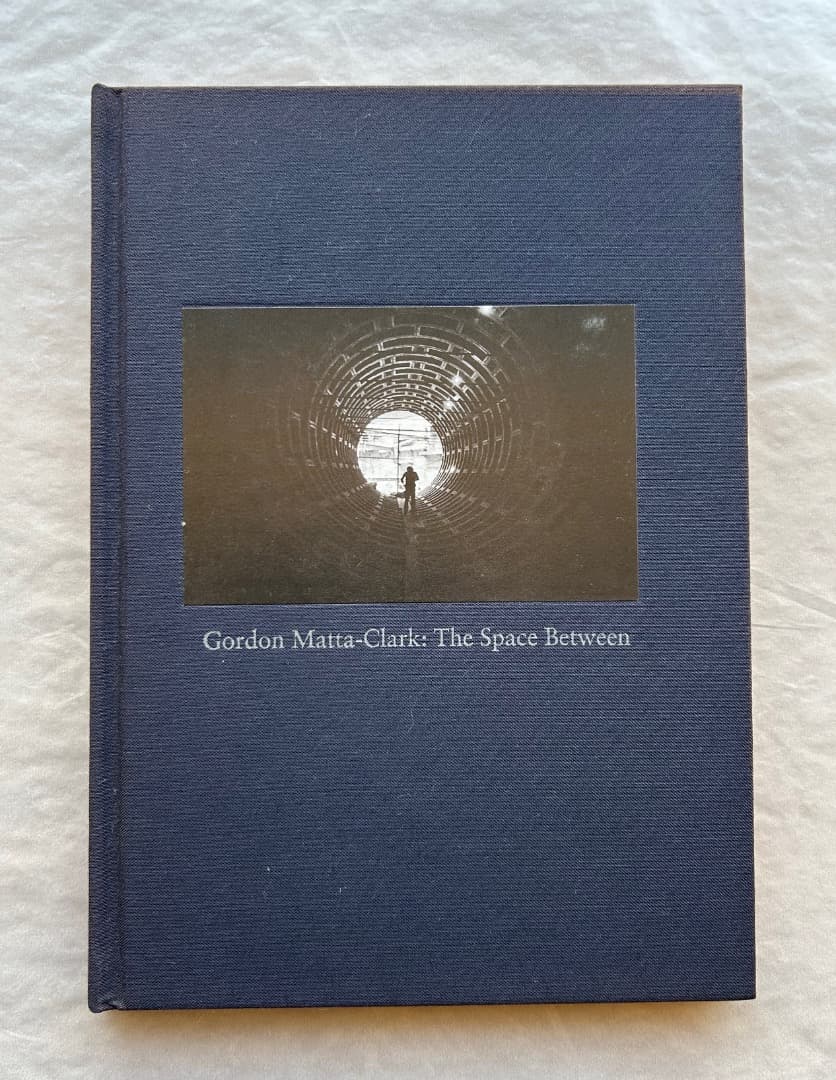 洋書）Gordon Matta-Clark: The Space Between