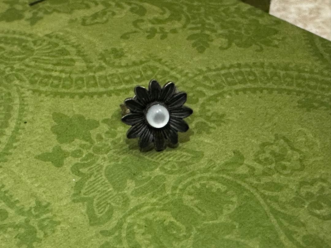 グッチフラワーモチーフピアス片耳　燻加工　メンズ/レディース