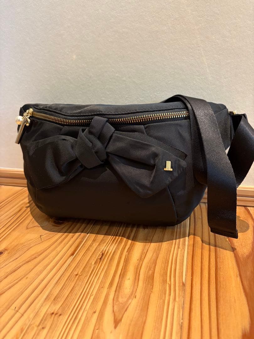 【LANVIN on Bleu】リボン付き黒ナイロンボディバッグ
