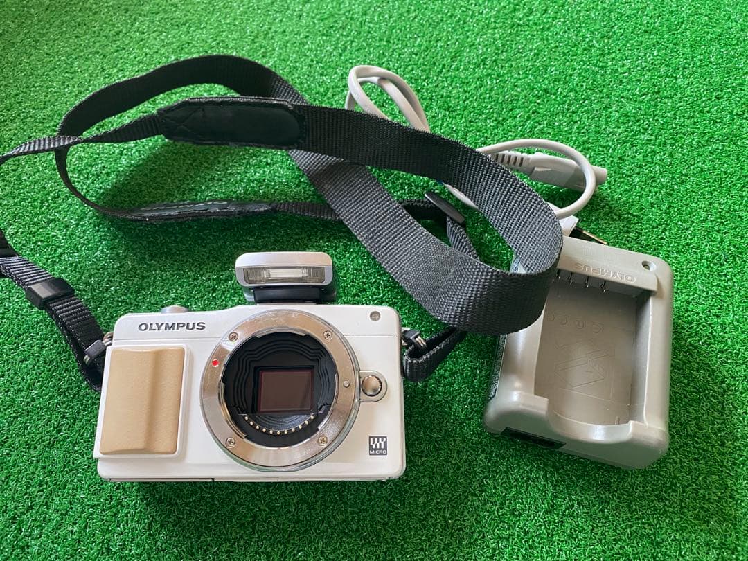 OLYMPUS ミラーレス一眼　E-PM2 ホワイト