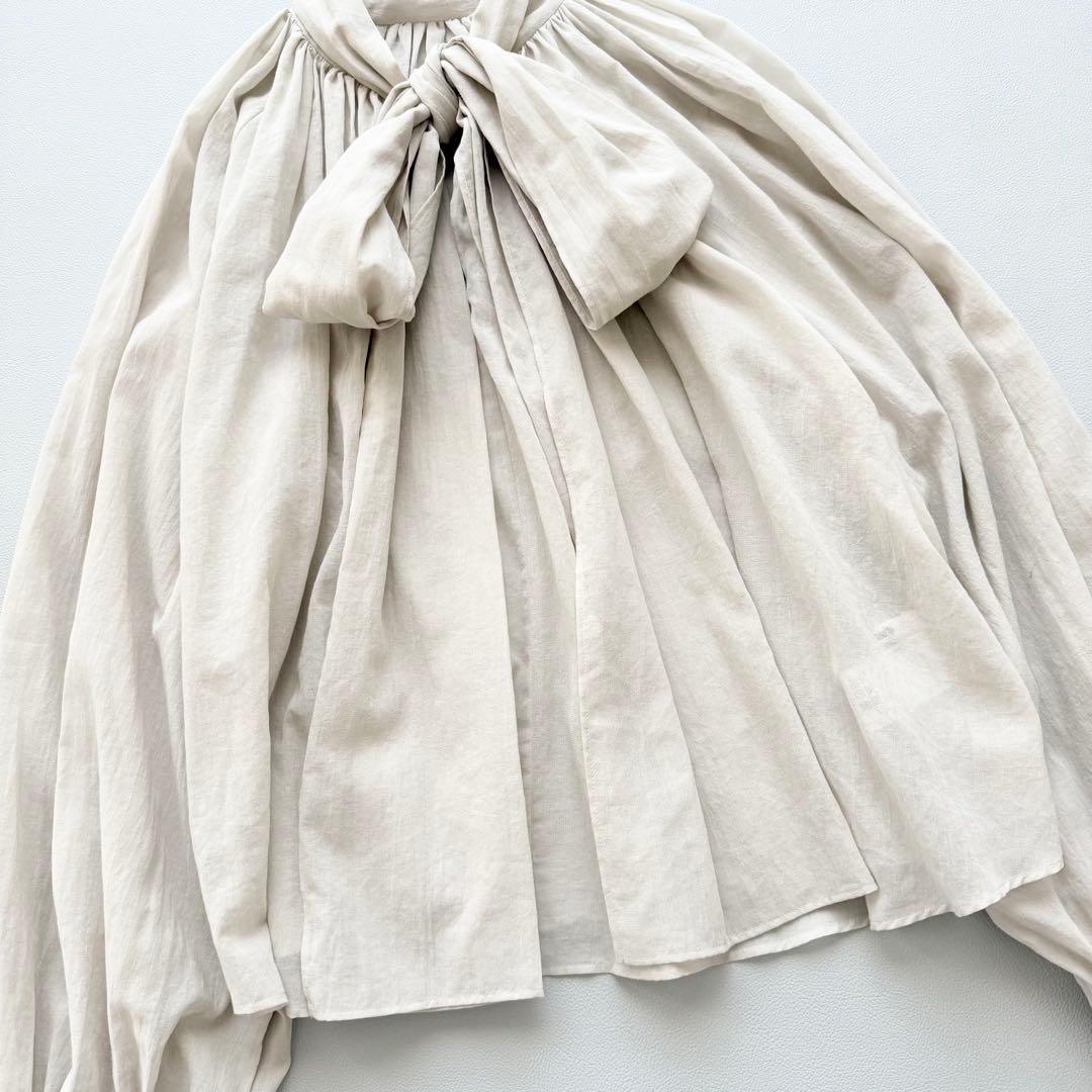 タグ付き　2024 人気　ウィムガゼット　ローンボウタイブラウス　グレージュ