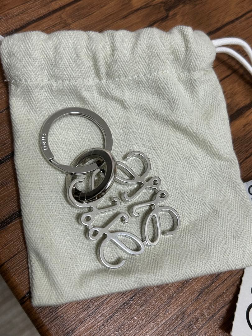 LOEWE シルバーキーホルダー ロゴデザイン