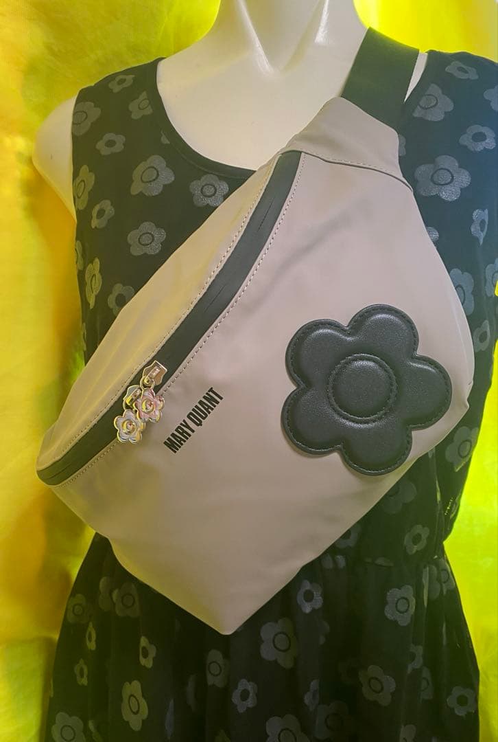 マリークワント　ボディバック　ベージュ