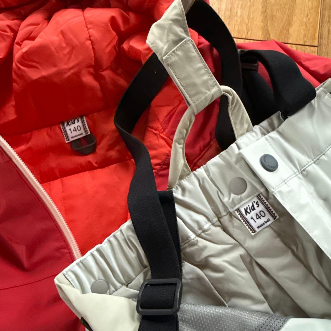 赤いフード付きジャケットとスノーパンツセット