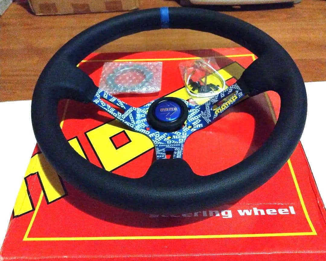 【新品未使用】MOMO ステアリング