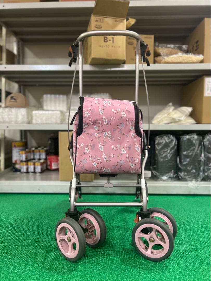 介護用　歩行器　花柄ピンク折りたたみ歩行器 4輪　とても綺麗　動作確認済み