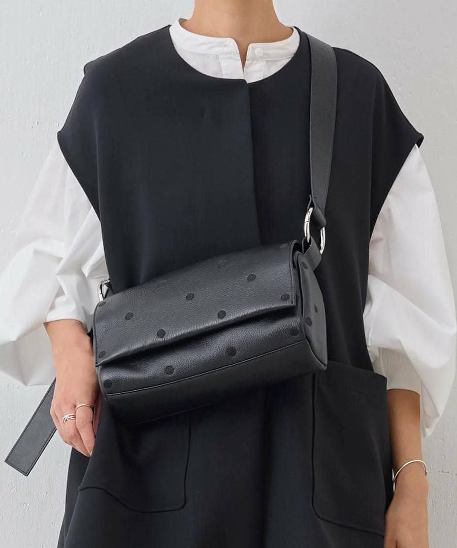 BEARDSLEY 《本革》ドットボディバッグ（ブラック）